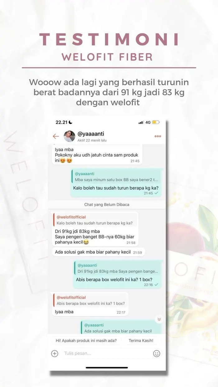 Pelanggan Welofit memegang kemasan produk