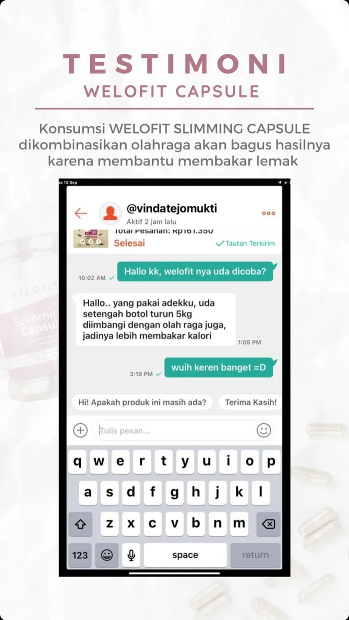 Pelanggan Welofit memegang kemasan produk